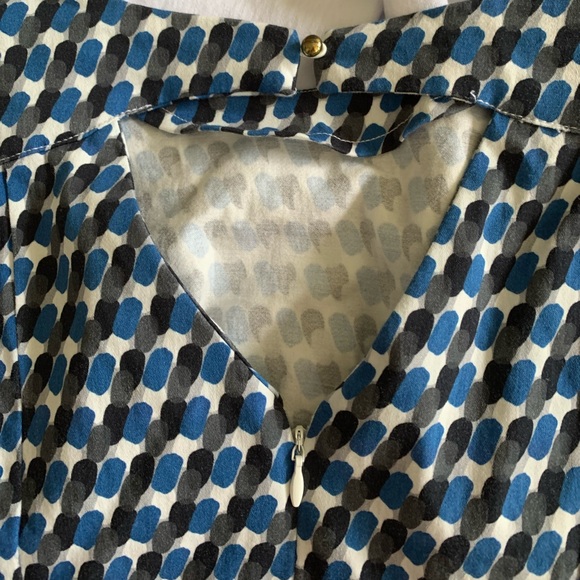 Sleeveless Blouse - Picture 4 of 4